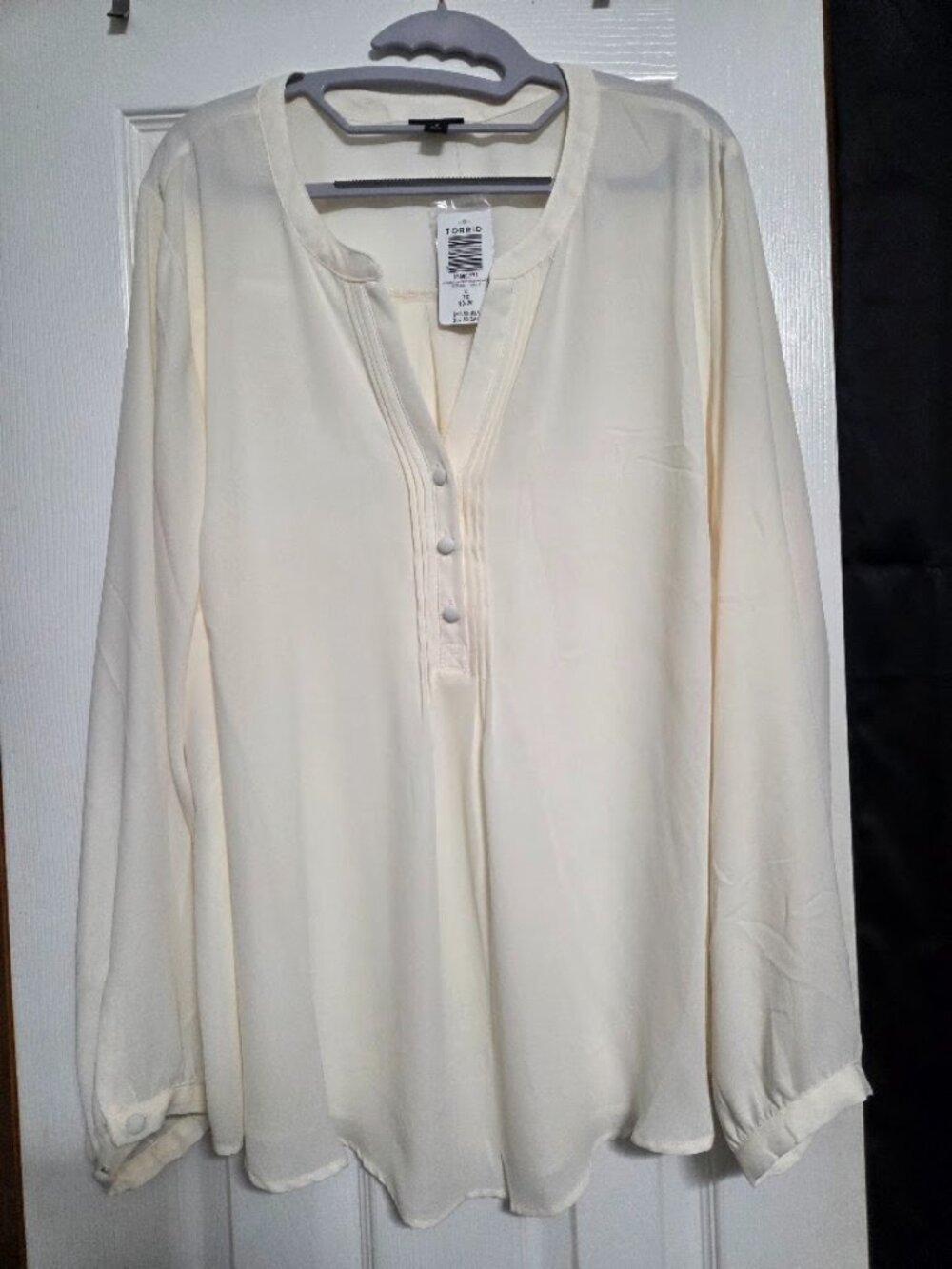 Torrid Ivory Georgette Pintuck Button Front Blouse 2X 18/20 NWT